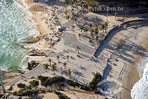  Aerial photo of the Arpoador Beach waterfront - to the left - with the Diabo Beach (Devil Beach) - to the right  - Rio de Janeiro city - Rio de Janeiro state (RJ) - Brazil