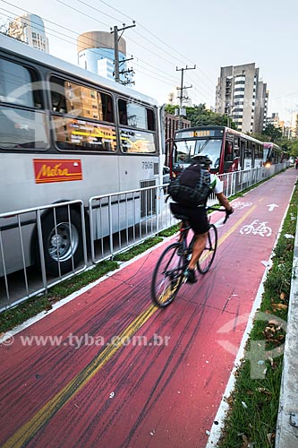 Cyclist in bike lane beside of the Engineer Luis Carlos Berrini Avenue during the rush hour  - Sao Paulo city - Sao Paulo state (SP) - Brazil