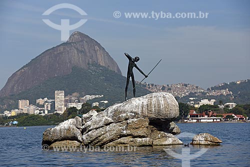  O Curumim sculpture (1979) - Rodrigo de Freitas Lagoon with the Morro Dois Irmaos (Two Brothers Mountain) in the background  - Rio de Janeiro city - Rio de Janeiro state (RJ) - Brazil