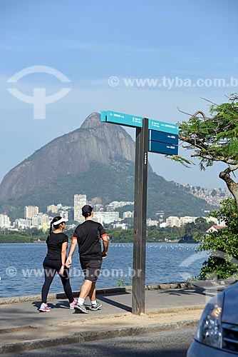  Plaque on the banks of the Rodrigo de Freitas Lagoon with the Morro Dois Irmaos (Two Brothers Mountain) in the background  - Rio de Janeiro city - Rio de Janeiro state (RJ) - Brazil