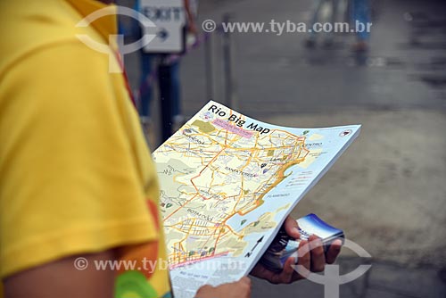 Volunteers distributing maps to tourists - Pier Maua  - Rio de Janeiro city - Rio de Janeiro state (RJ) - Brazil