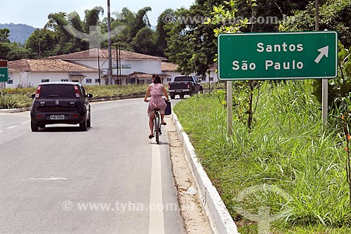  Woman riding bicycles - Governador Mario Covas Highway (BR-101) near to Paraty city  - Paraty city - Rio de Janeiro state (RJ) - Brazil