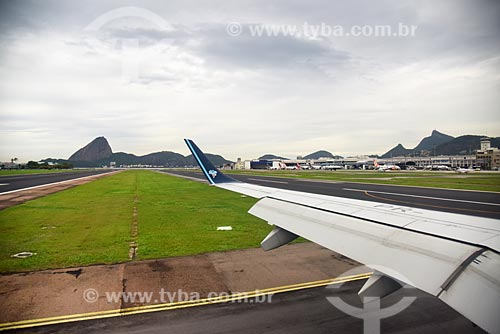  View of airplane wing - runway of the Santos Dumont Airport with the Sugarloaf in the background  - Rio de Janeiro city - Rio de Janeiro state (RJ) - Brazil