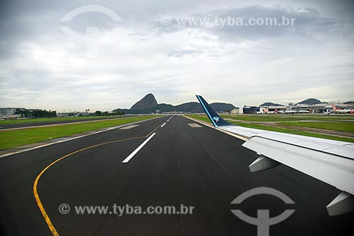  View of airplane wing - runway of the Santos Dumont Airport with the Sugarloaf in the background  - Rio de Janeiro city - Rio de Janeiro state (RJ) - Brazil