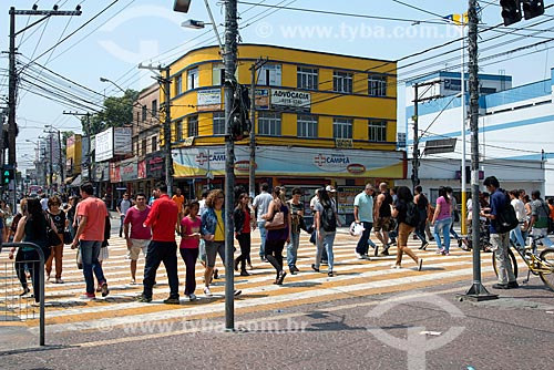  Pedestrians crossing in the pedestrian range - corner of Barao de Maua Avenue with Governor Mario Covas Avenue  - Maua city - Sao Paulo state (SP) - Brazil