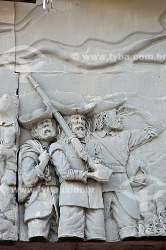  Detail of sculptures that tell the history of Tocantins on the facade of Araguaia Palace (1991) - headquarters of the State Government  - Palmas city - Tocantins state (TO) - Brazil