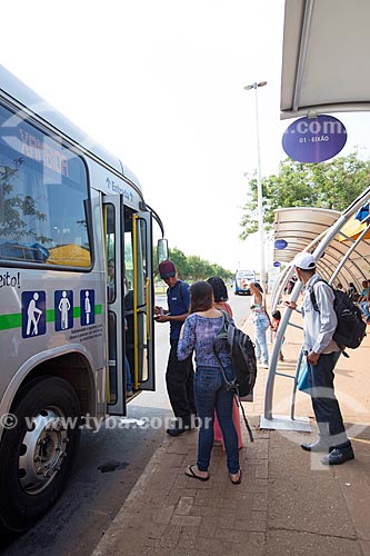  Passengers boarding - bus - Apinaje Station - Block 101 North  - Palmas city - Tocantins state (TO) - Brazil