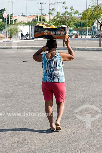  Woman carrying discarded fruit on the head - Centrals of Supply of Ceara State S.A. - CEASA do Cariri  - Barbalha city - Ceara state (CE) - Brazil
