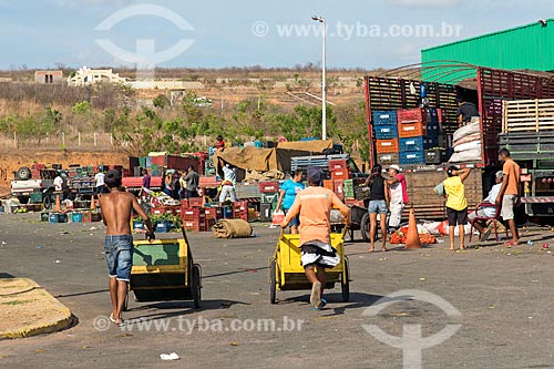  Man carrying a cart - Centrals of Supply of Ceara State S.A. - CEASA do Cariri  - Barbalha city - Ceara state (CE) - Brazil