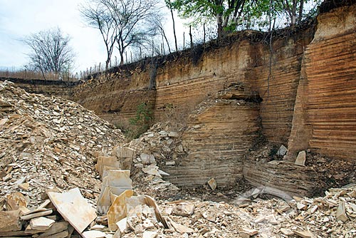  Reject with layers of limestone - area to extraction of limestone - court of Cariri Stone  - Santana do Cariri city - Ceara state (CE) - Brazil