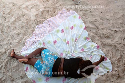  Woman sleeping - Arpoador Beach  - Rio de Janeiro city - Rio de Janeiro state (RJ) - Brazil