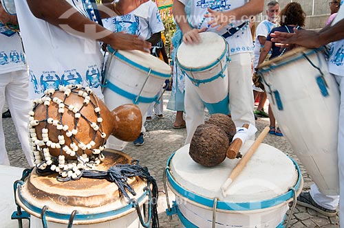  Detail of shekere - to the left - and agogô - to the right - during the concentration to Afoxe Ile Ala carnival street troup - Atlantica Avenue  - Rio de Janeiro city - Rio de Janeiro state (RJ) - Brazil
