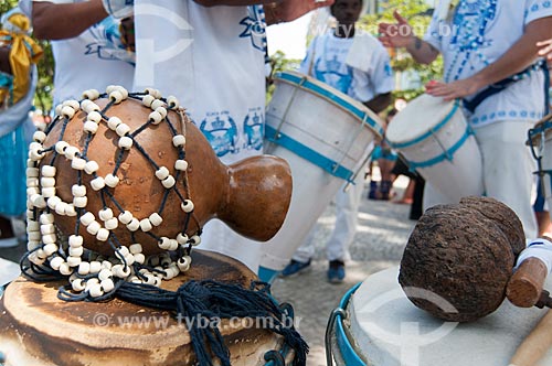  Detail of shekere - to the left - and agogô - to the right - during the concentration to Afoxe Ile Ala carnival street troup - Atlantica Avenue  - Rio de Janeiro city - Rio de Janeiro state (RJ) - Brazil
