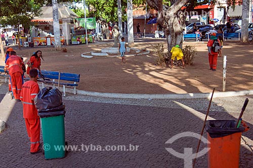  Street sweeper cleaning - Padre Cicero Square  - Juazeiro do Norte city - Ceara state (CE) - Brazil