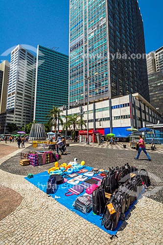  Street vendors - Largo da Carioca Square with the Central Avenue Building in the background  - Rio de Janeiro city - Rio de Janeiro state (RJ) - Brazil