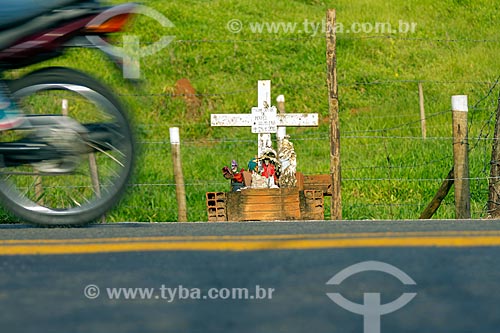  Detail of crucifix in honor of the accident victim - MG-353 highway kerbside between the Guarani and Pirauba cities  - Guarani city - Minas Gerais state (MG) - Brazil