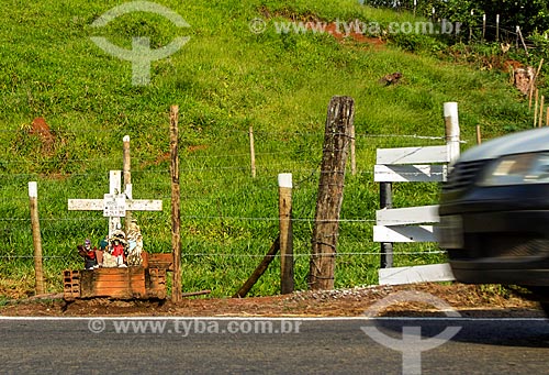  Detail of crucifix in honor of the accident victim - MG-353 highway kerbside between the Guarani and Pirauba cities  - Guarani city - Minas Gerais state (MG) - Brazil