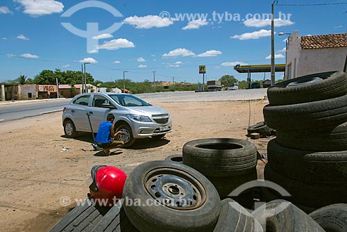  Man changing a car tire  - Floresta city - Pernambuco state (PE) - Brazil