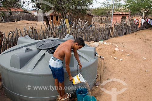  Young from Travessao do Ouro village of the Pipipas tribe taking water in tank  - Floresta city - Pernambuco state (PE) - Brazil