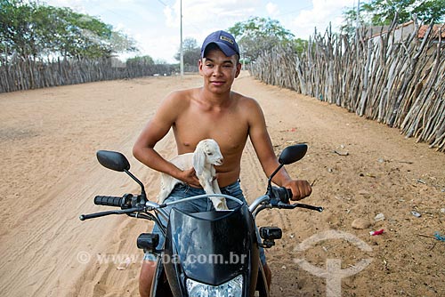  Indigenous from village of the Pipipas tribe carrying goat kid on motorcycle  - Floresta city - Pernambuco state (PE) - Brazil