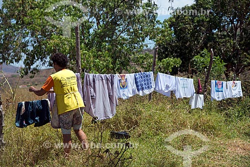  Woman spreading clothes on clothes line  - Santa Cruz da Baixa Verde city - Pernambuco state (PE) - Brazil