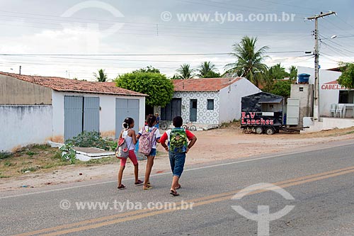  Students walking - kerbside of the CE-384 highway  - Mauriti city - Ceara state (CE) - Brazil