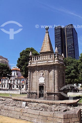  Mestre Valentim Fountain (1789) - also known as Pyramid Fountain - with the Centro Candido Mendes Building in the background  - Rio de Janeiro city - Rio de Janeiro state (RJ) - Brazil