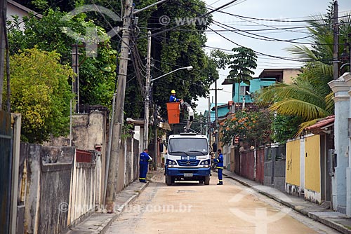  Labourer of the Municipal Energy and Lighting Company (Rioluz) doing the maintaining the electrical network - Paqueta Island  - Rio de Janeiro city - Rio de Janeiro state (RJ) - Brazil