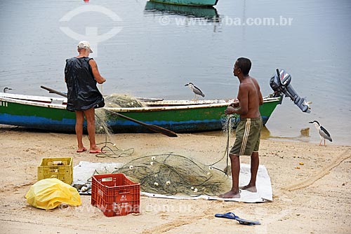  Fishermen of the Tamoios Beach waterfront  - Rio de Janeiro city - Rio de Janeiro state (RJ) - Brazil