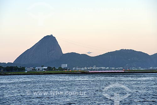  View of airplane taking off from Santos Dumont Airport during the Rio Boulevard Tour - boat sightseeing in Guanabara Bay - with the Sugarloaf in the background  - Rio de Janeiro city - Rio de Janeiro state (RJ) - Brazil