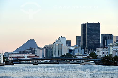  View of the buildings from the city center of Rio de Janeiro during the Rio Boulevard Tour - boat sightseeing in Guanabara Bay - with the Sugarloaf in the background  - Rio de Janeiro city - Rio de Janeiro state (RJ) - Brazil