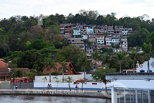  View of slum - Paqueta Island waterfront from Guanabara Bay  - Rio de Janeiro city - Rio de Janeiro state (RJ) - Brazil