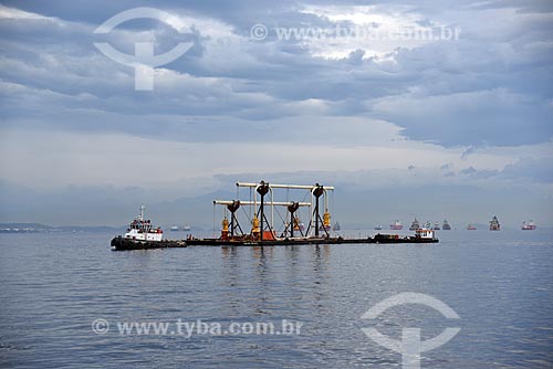  View of tugboat carrying jumpers of the Route 3 Gas Pipeline from Guanabara Bay  - Rio de Janeiro city - Rio de Janeiro state (RJ) - Brazil
