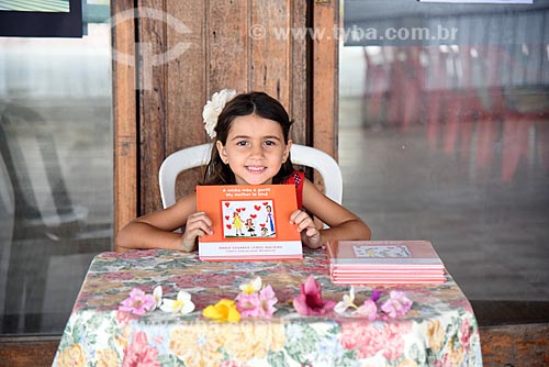  Maria Eduarda Lemos Macieira - just 6 years old - autographing book during the launch of her first book My Mother is Gentle! - Literary Festival of Paqueta (FLIPA)  - Rio de Janeiro city - Rio de Janeiro state (RJ) - Brazil