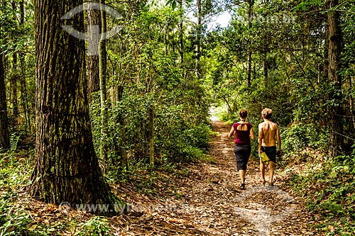  Couple - trail of Gurita Trekking Trail - Lagoa do Peri Municipal Park  - Florianopolis city - Santa Catarina state (SC) - Brazil