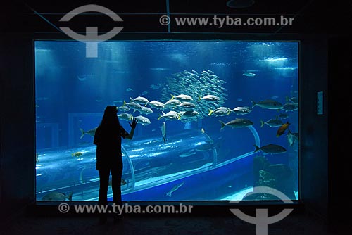  Silhouette of people observing the fish inside of AquaRio - marine aquarium of the city of Rio de Janeiro  - Rio de Janeiro city - Rio de Janeiro state (RJ) - Brazil