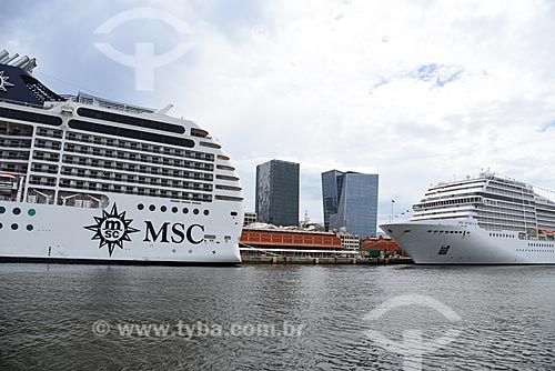  View of the cruise ships with the headquarters building of the LOréal Brasil and the Vista Guanabara building during the Rio Boulevard Tour - boat sightseeing in Guanabara Bay  - Rio de Janeiro city - Rio de Janeiro state (RJ) - Brazil