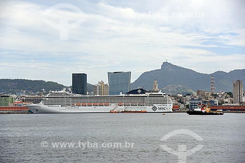  View of the cruise ships with the headquarters building of the LOréal Brasil and the Vista Guanabara building during the Rio Boulevard Tour - boat sightseeing in Guanabara Bay  - Rio de Janeiro city - Rio de Janeiro state (RJ) - Brazil