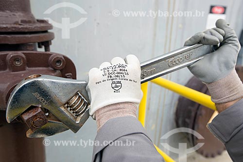  Detail of labourer using adjustable wrench  - Palmas city - Tocantins state (TO) - Brazil