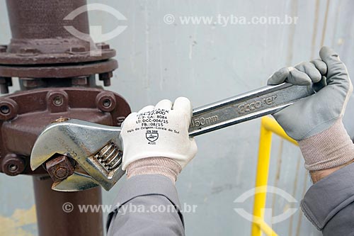  Detail of labourer using adjustable wrench  - Palmas city - Tocantins state (TO) - Brazil
