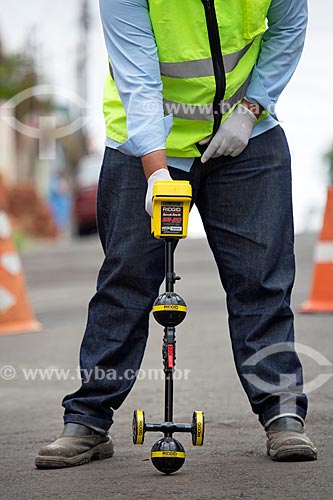  Labourer using pipe detector before maintaining the sewer network  - Rio Claro city - Sao Paulo state (SP) - Brazil