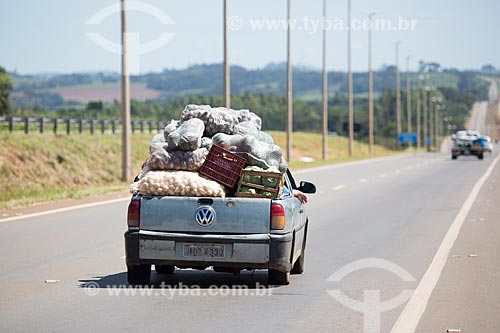  Car carrying goods of irregular shape - Jayme Camara Highway (GO-070)  - Goias city - Goias state (GO) - Brazil