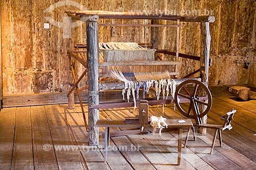  Detail of loom, spinning wheel and gin - part of the permanent collection - on exhibit - Bandeiras Museum (Flags Museum) - 1766 - old Jail and Municipal Chamber  - Goias city - Goias state (GO) - Brazil