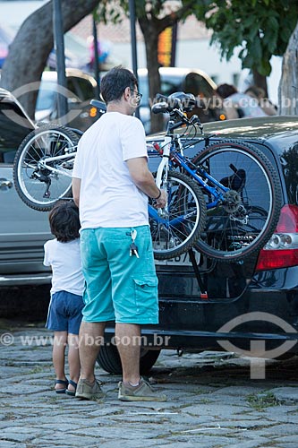  Man and child taking a bicycle with a bicycle rack  - Goias city - Goias state (GO) - Brazil