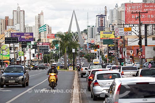  Traffic - 85 Avenue with the monument known as Espetos - Joao Alves de Queiroz Viaduct in the background  - Goiania city - Goias state (GO) - Brazil