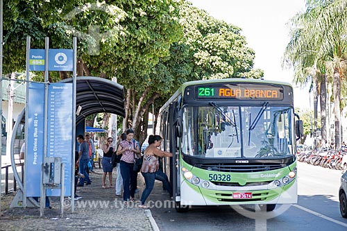  Embarkation of passengers - bus stop - Doutor Pedro Ludovico Teixeira Square - also know as Civic Square  - Goiania city - Goias state (GO) - Brazil