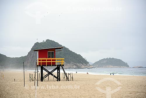  Guardhouse of lifeguard - Copacabana Beach waterfront - with the Environmental Protection Area of Morro do Leme in the background  - Rio de Janeiro city - Rio de Janeiro state (RJ) - Brazil