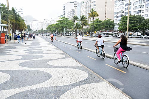  Cyclist in bike lane - Copacabana Beach waterfront  - Rio de Janeiro city - Rio de Janeiro state (RJ) - Brazil