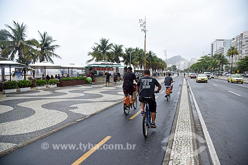  Cyclist in bike lane - Copacabana Beach waterfront  - Rio de Janeiro city - Rio de Janeiro state (RJ) - Brazil