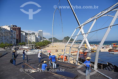  Labourers during the stage mounting - Copacabana Beach to reveillon presentations  - Rio de Janeiro city - Rio de Janeiro state (RJ) - Brazil